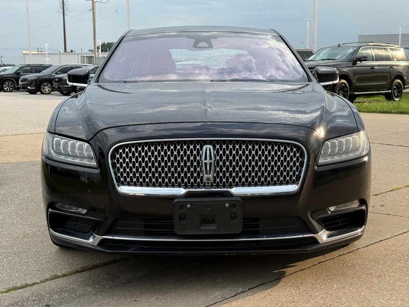 Lincoln Continental Vehicle Full-screen Gallery Image 9