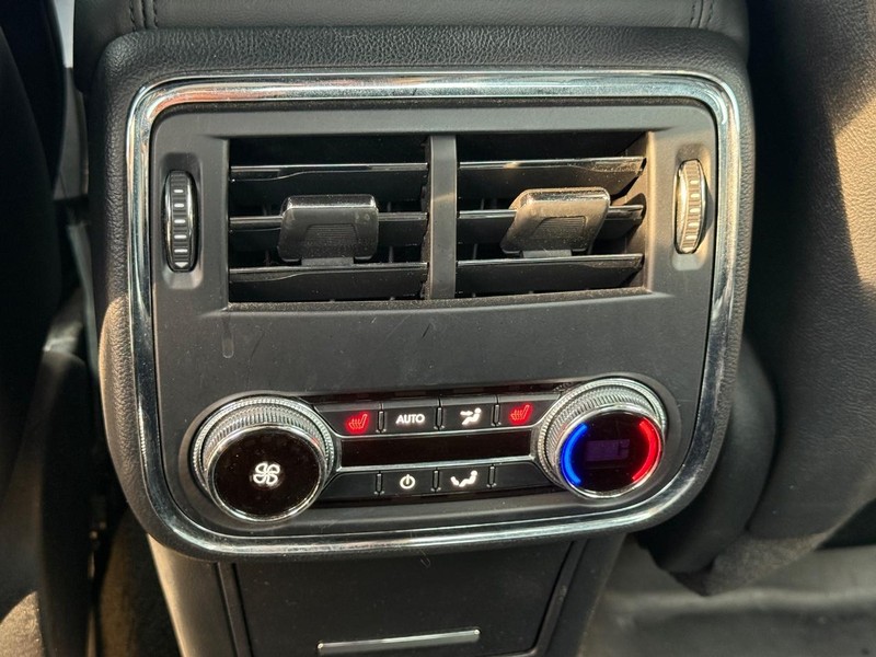 Lincoln Continental Vehicle Full-screen Gallery Image 10
