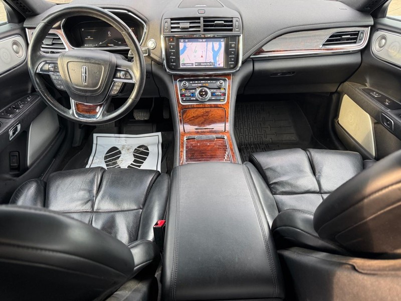 Lincoln Continental Vehicle Full-screen Gallery Image 11