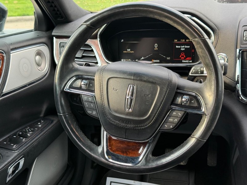 Lincoln Continental Vehicle Full-screen Gallery Image 12