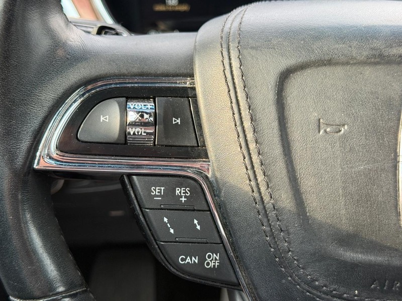 Lincoln Continental Vehicle Full-screen Gallery Image 13