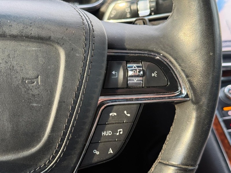 Lincoln Continental Vehicle Full-screen Gallery Image 14