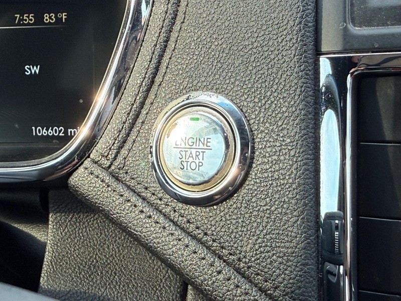 Lincoln Continental Vehicle Full-screen Gallery Image 15