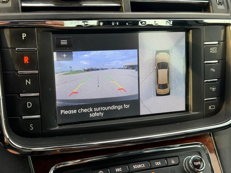 Lincoln Continental Vehicle Full-screen Gallery Image 17