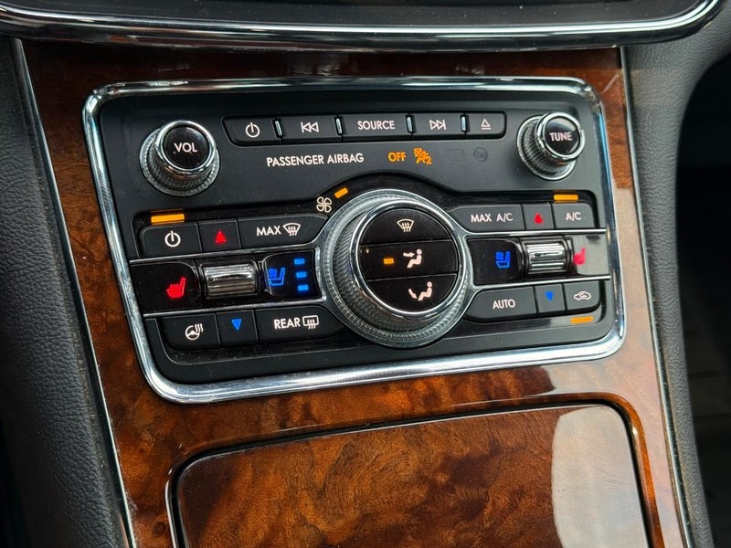 Lincoln Continental Vehicle Full-screen Gallery Image 18