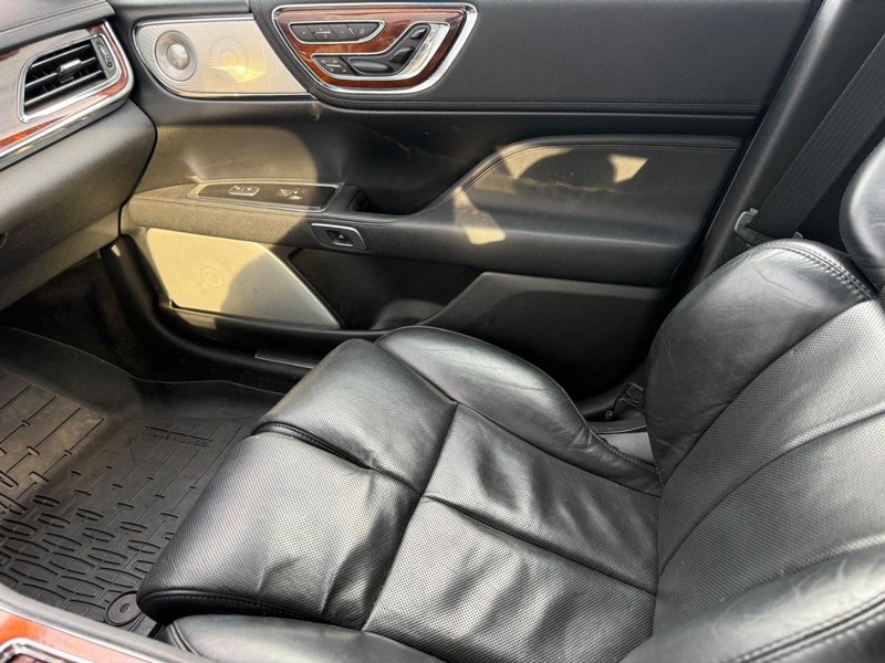 Lincoln Continental Vehicle Full-screen Gallery Image 19