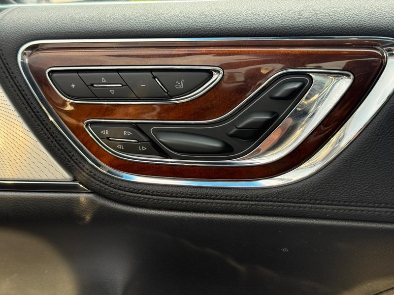 Lincoln Continental Vehicle Full-screen Gallery Image 20