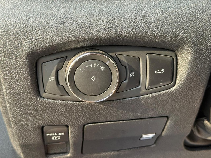 Lincoln Continental Vehicle Full-screen Gallery Image 22