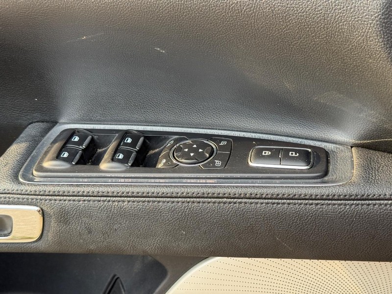 Lincoln Continental Vehicle Full-screen Gallery Image 23