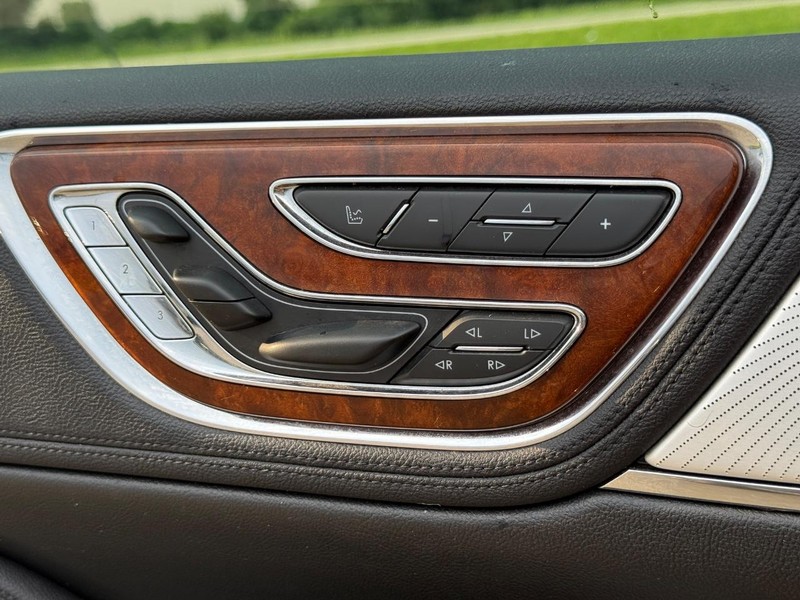 Lincoln Continental Vehicle Full-screen Gallery Image 24
