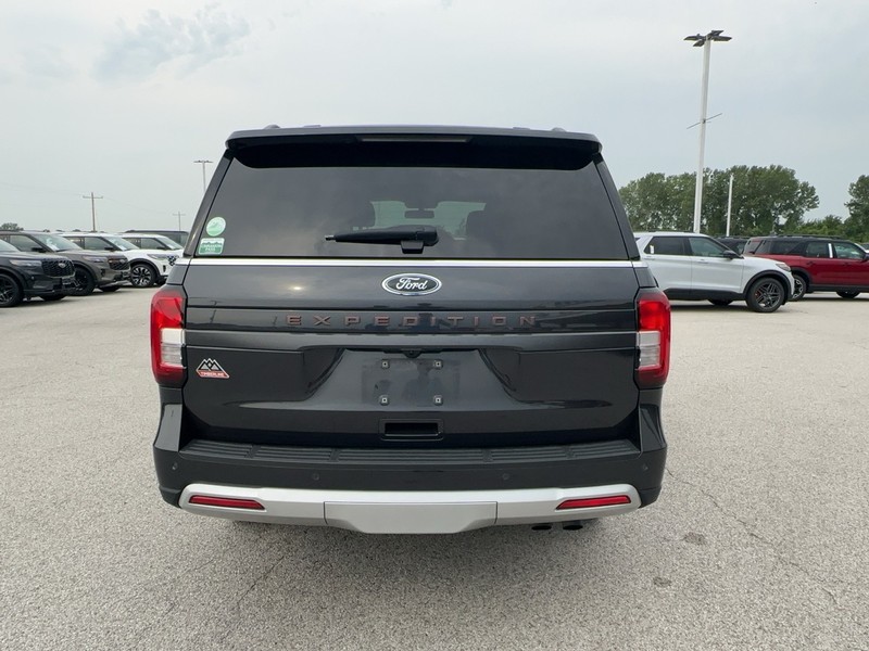 Ford Expedition Vehicle Full-screen Gallery Image 4