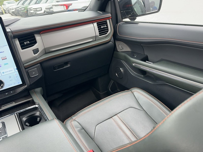 Ford Expedition Vehicle Full-screen Gallery Image 18