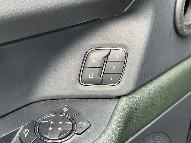 Ford Expedition Vehicle Full-screen Gallery Image 20