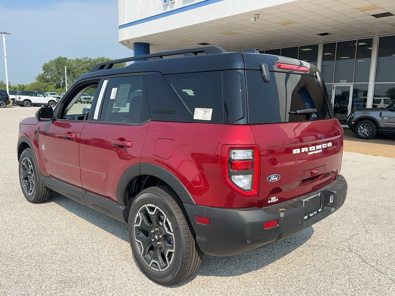 Ford Bronco Sport Vehicle Full-screen Gallery Image 3