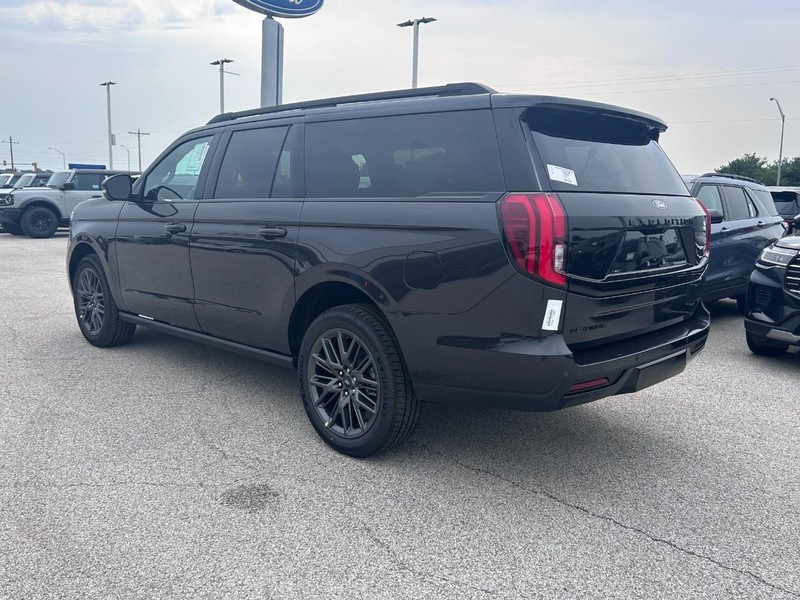 Ford Expedition Max Vehicle Full-screen Gallery Image 3
