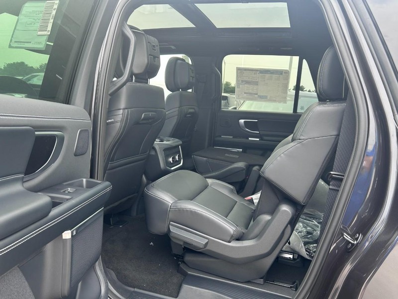 Ford Expedition Max Vehicle Full-screen Gallery Image 4