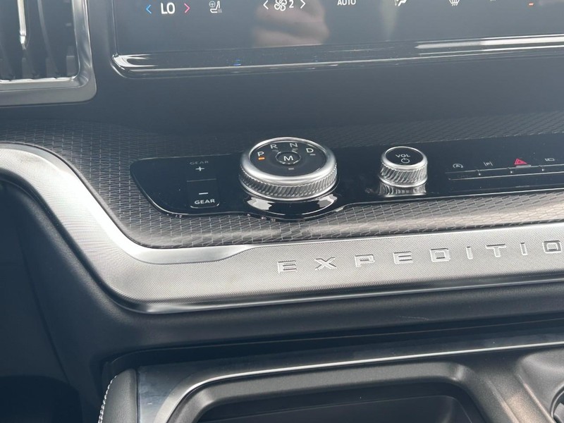 Ford Expedition Max Vehicle Full-screen Gallery Image 11