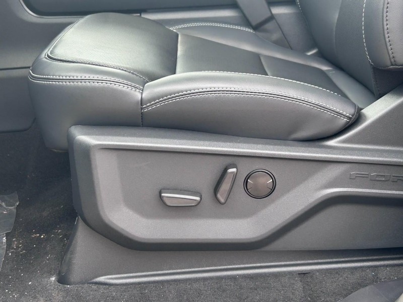 Ford Expedition Max Vehicle Full-screen Gallery Image 13