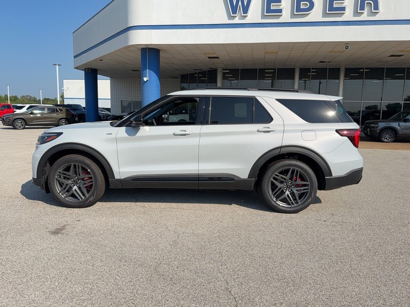 Ford Explorer Vehicle Full-screen Gallery Image 2