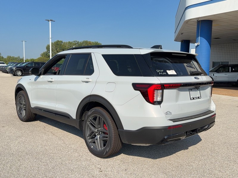 Ford Explorer Vehicle Full-screen Gallery Image 3