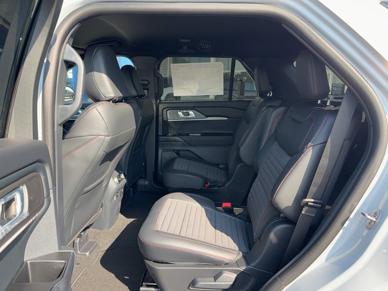 Ford Explorer Vehicle Full-screen Gallery Image 4