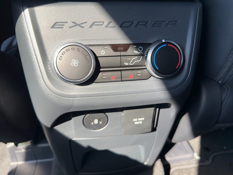 Ford Explorer Vehicle Full-screen Gallery Image 5