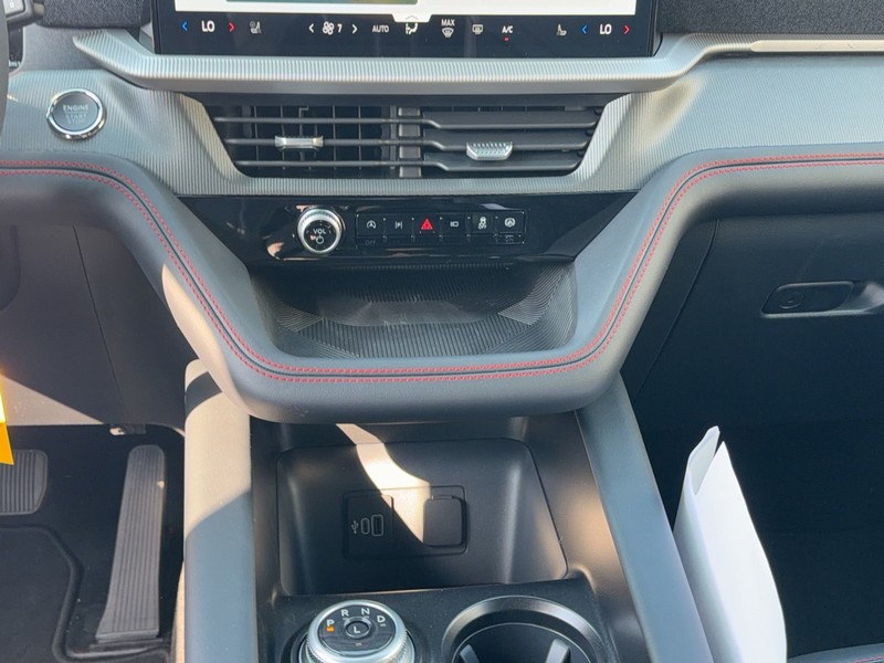Ford Explorer Vehicle Full-screen Gallery Image 9