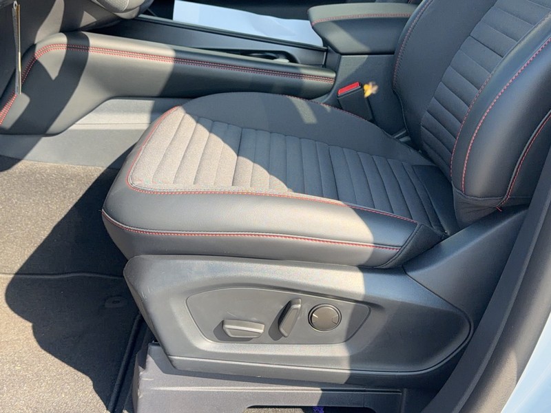 Ford Explorer Vehicle Full-screen Gallery Image 10