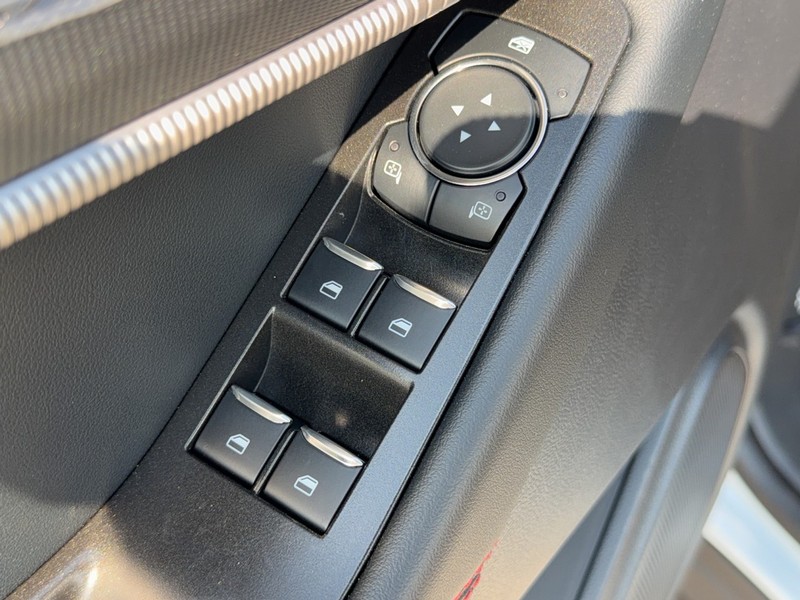 Ford Explorer Vehicle Full-screen Gallery Image 11