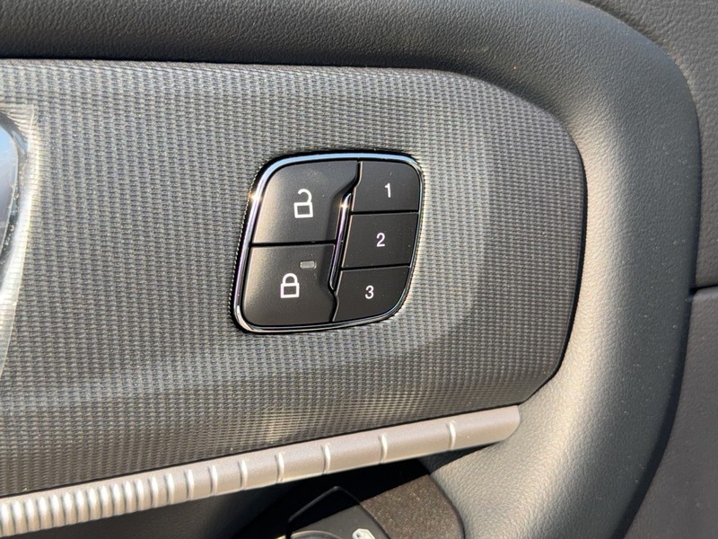 Ford Explorer Vehicle Full-screen Gallery Image 12