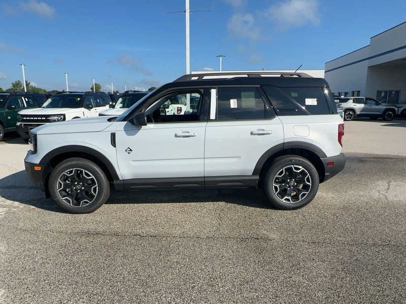 Ford Bronco Sport Vehicle Full-screen Gallery Image 2