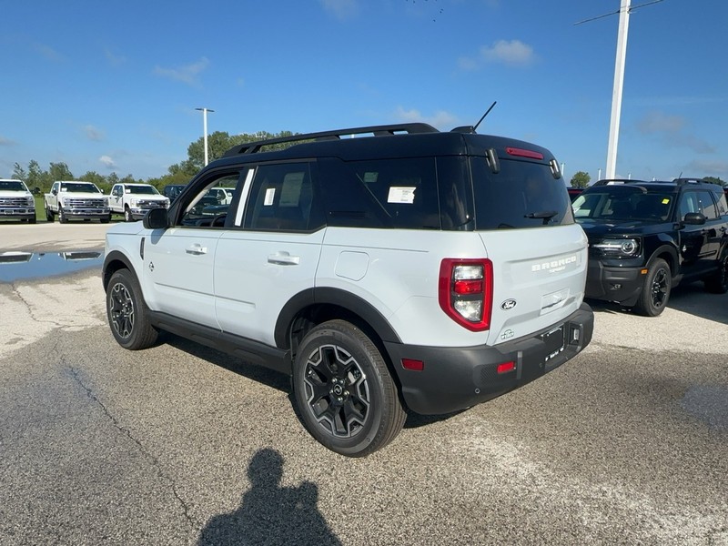 Ford Bronco Sport Vehicle Full-screen Gallery Image 3