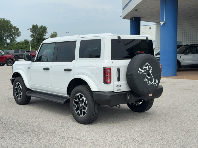 Ford Bronco Vehicle Full-screen Gallery Image 3