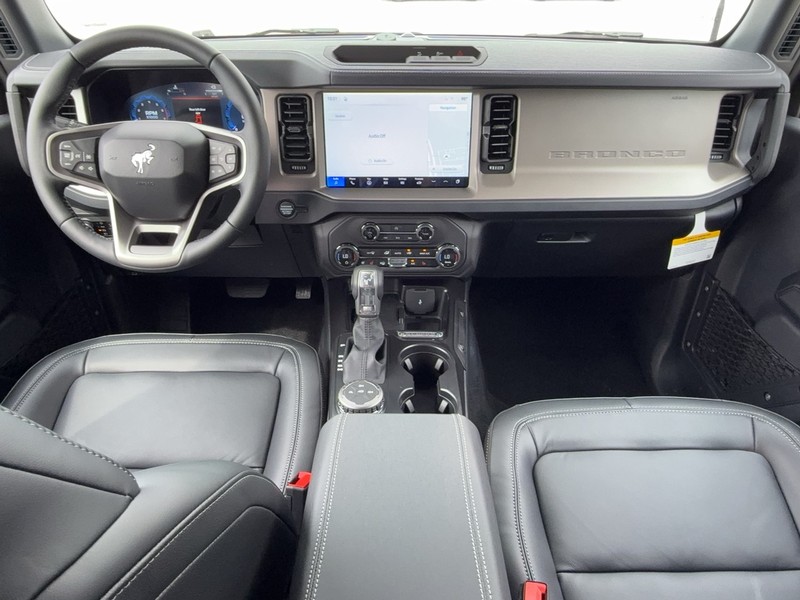 Ford Bronco Vehicle Full-screen Gallery Image 6