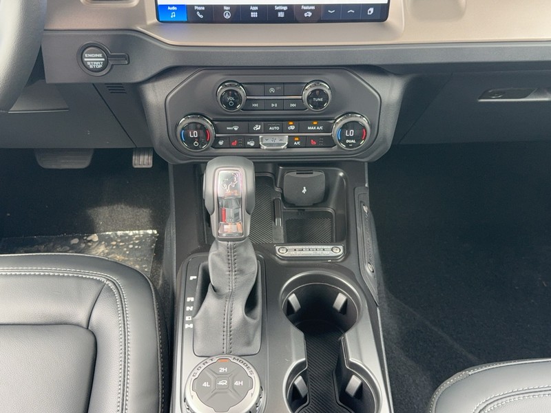 Ford Bronco Vehicle Full-screen Gallery Image 9