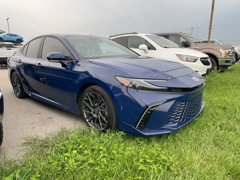 Toyota Camry Vehicle Full-screen Gallery Image 2