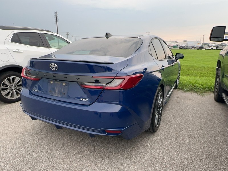 Toyota Camry Vehicle Full-screen Gallery Image 3