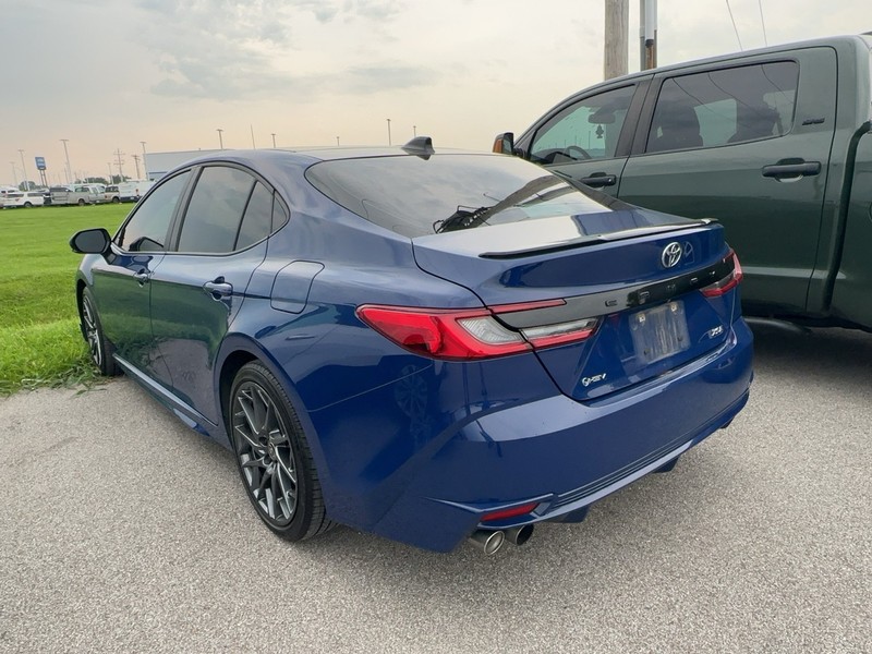 Toyota Camry Vehicle Full-screen Gallery Image 4