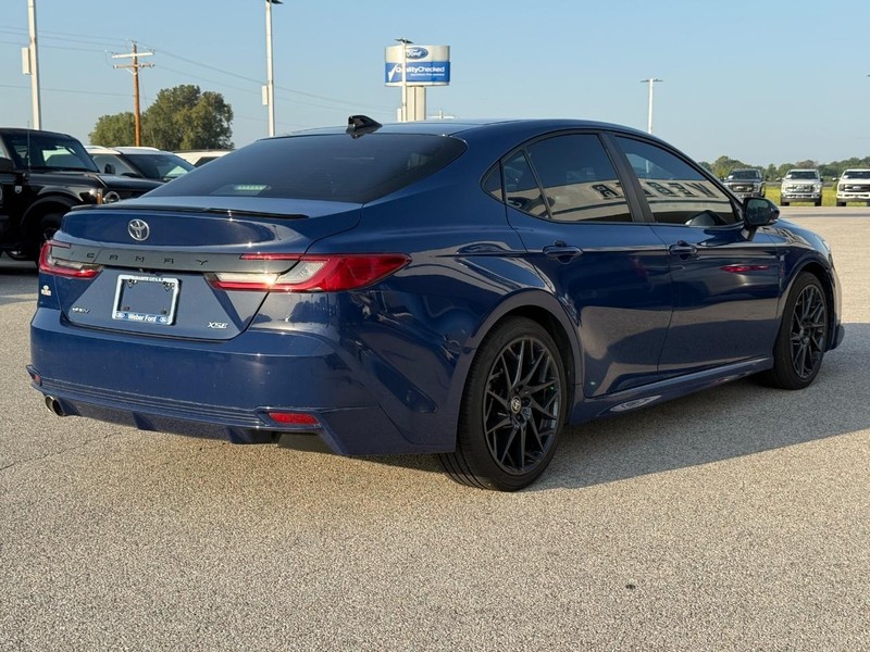 Toyota Camry Vehicle Full-screen Gallery Image 5