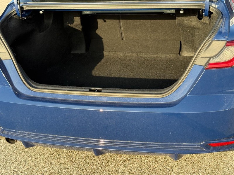 Toyota Camry Vehicle Full-screen Gallery Image 6