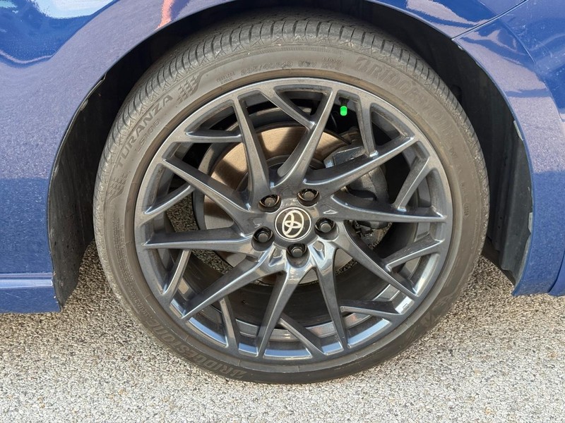 Toyota Camry Vehicle Full-screen Gallery Image 7