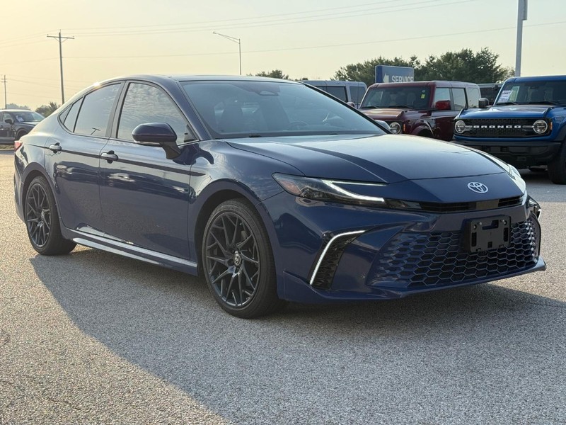 Toyota Camry Vehicle Full-screen Gallery Image 9
