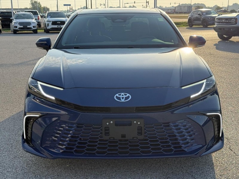 Toyota Camry Vehicle Full-screen Gallery Image 10