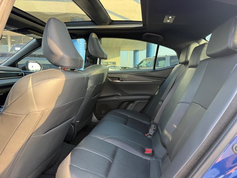 Toyota Camry Vehicle Full-screen Gallery Image 11