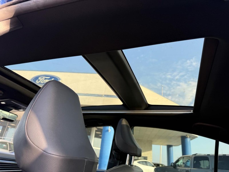 Toyota Camry Vehicle Full-screen Gallery Image 12
