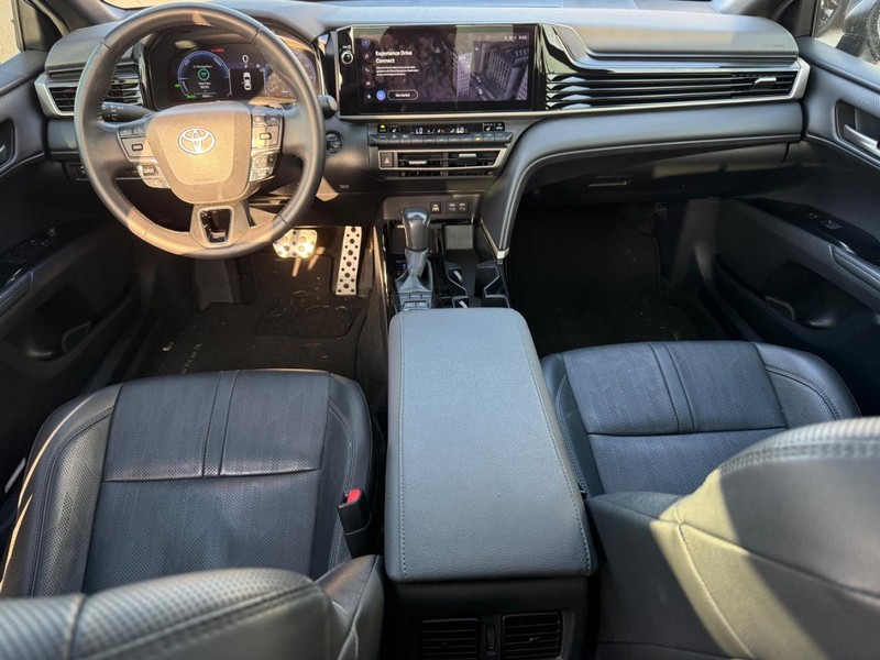 Toyota Camry Vehicle Full-screen Gallery Image 13