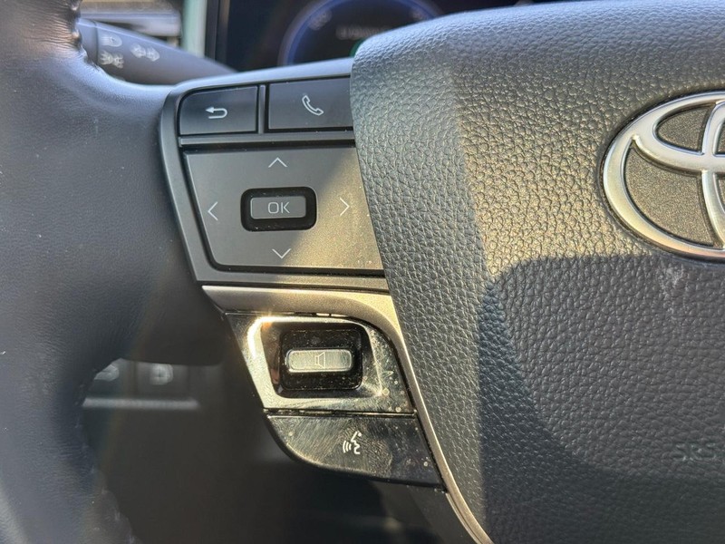 Toyota Camry Vehicle Full-screen Gallery Image 15