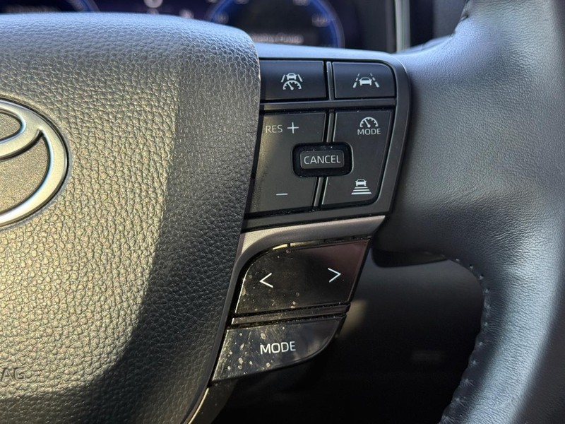 Toyota Camry Vehicle Full-screen Gallery Image 16