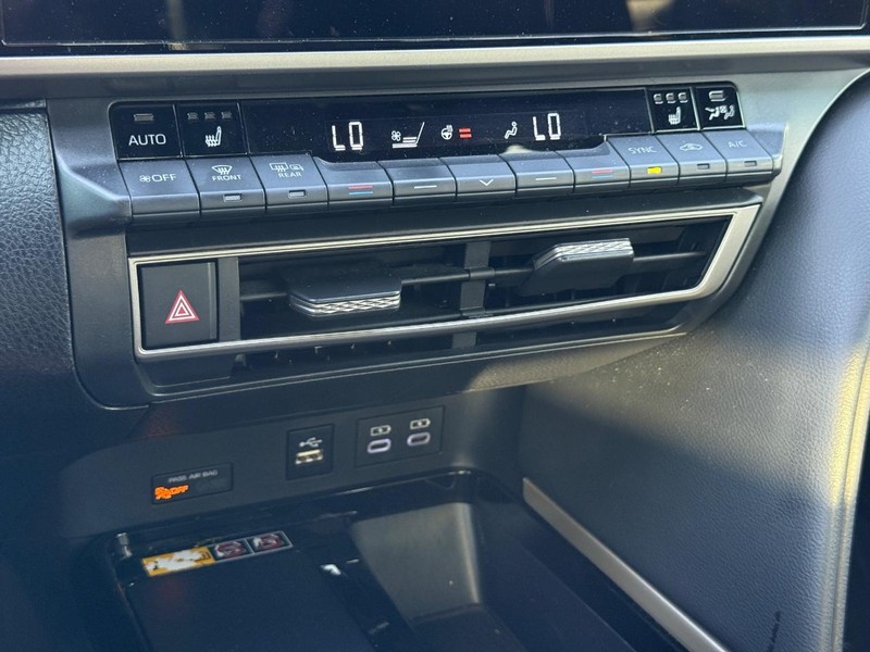 Toyota Camry Vehicle Full-screen Gallery Image 20