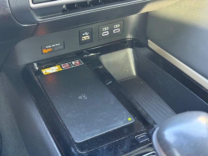 Toyota Camry Vehicle Full-screen Gallery Image 21